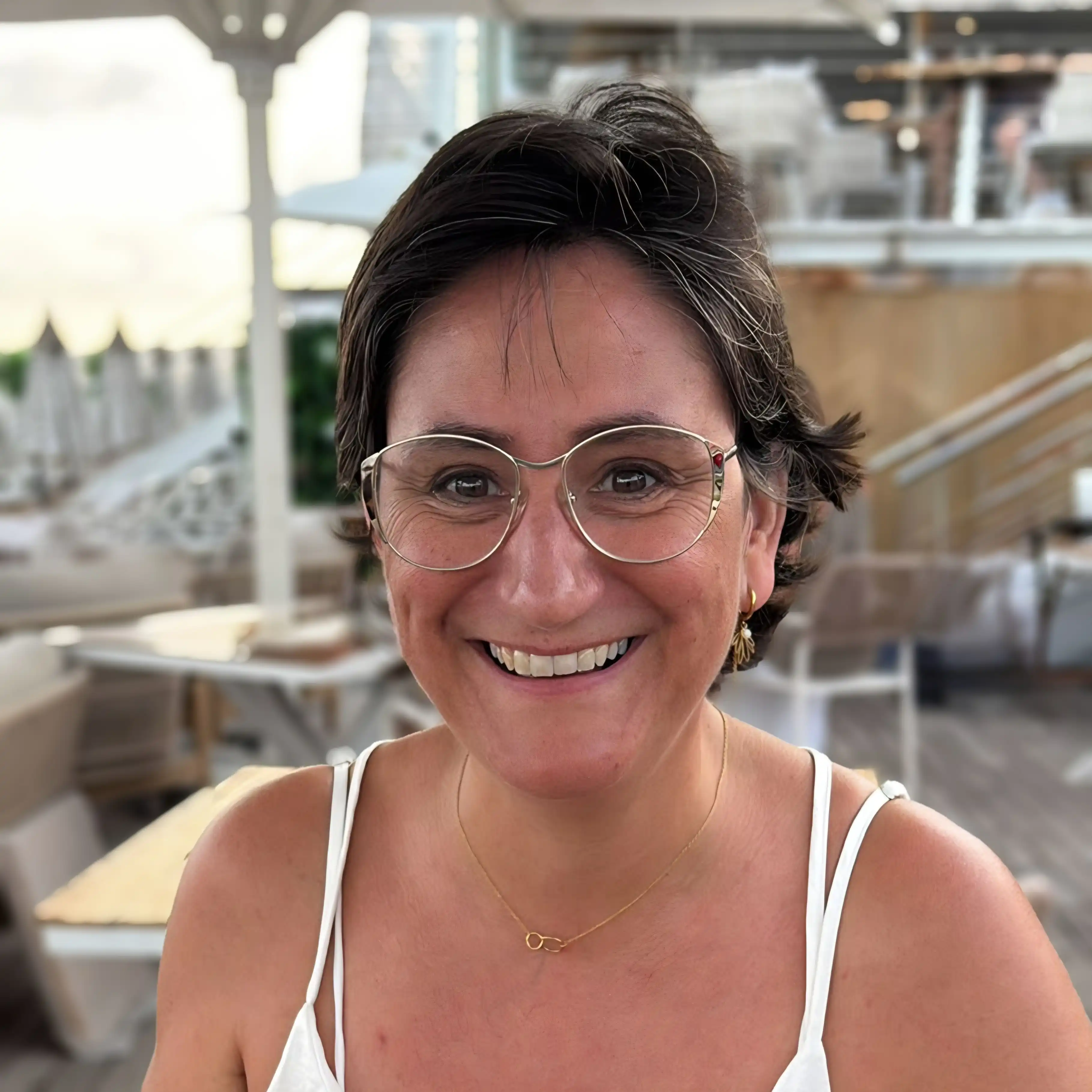 Portrait souriant de Gwénaëlle Gayraud, sophrologue à Vénès