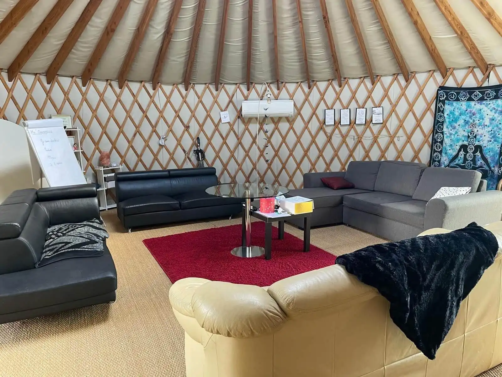 Espace d'accueil de la yourte : canapés et table basse